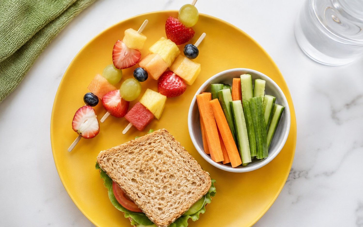 Gezonde, allergievriendelijke hapjes: fruitspiesjes, groente en een volkoren broodje